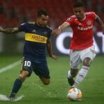 Tevez peleando bajo la lluvia brasileña