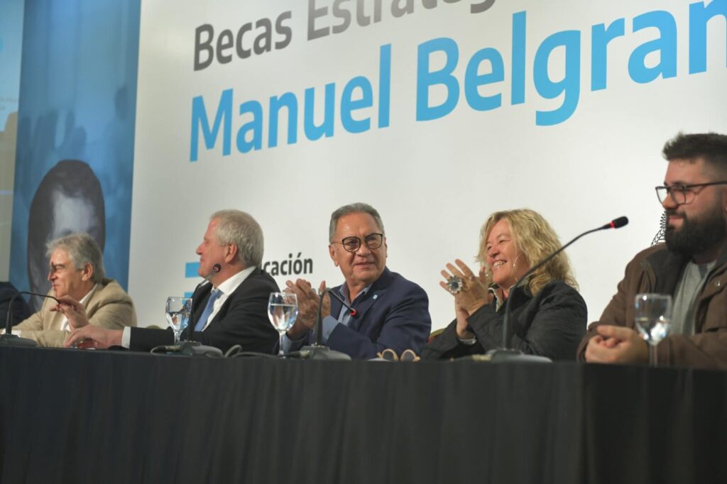 Acto De Entrega De Becas Manuel Belgrano – Medios Del Sur